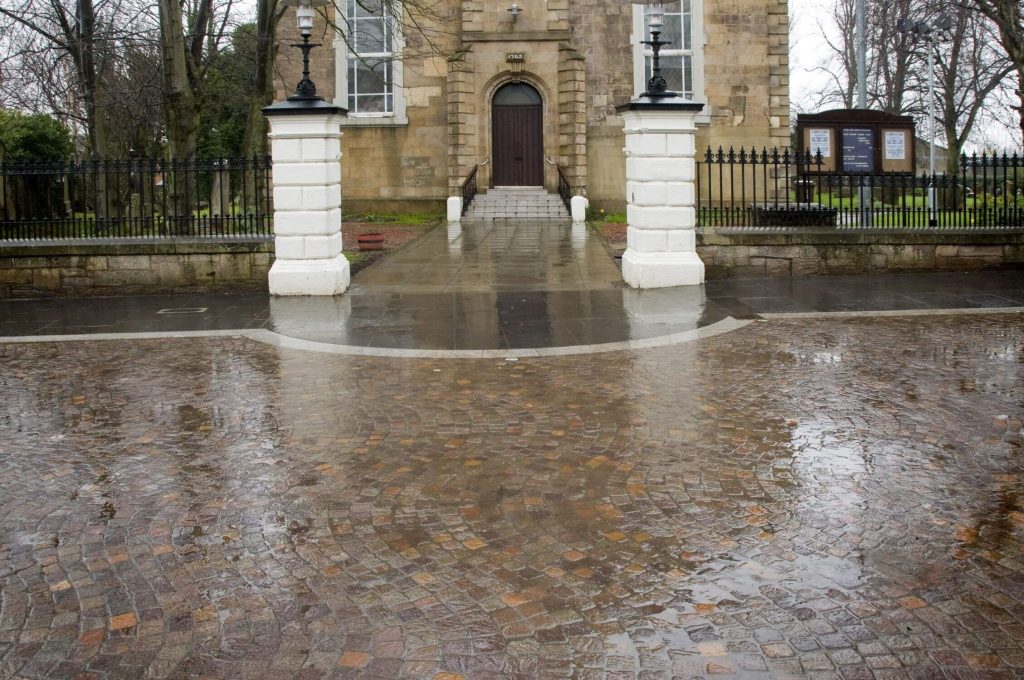 Resin jointing compound GftK vdw 850 plus applied as a wet slurry in the rain