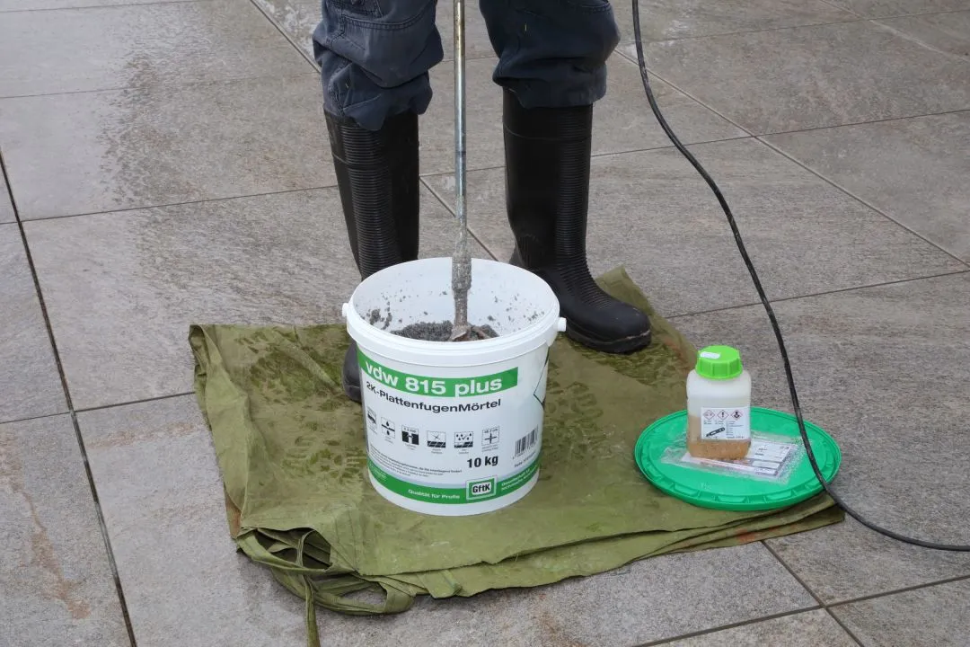 How to grout external porcelain slabs – pouring epoxy slurry grout onto pre-wetted paving
